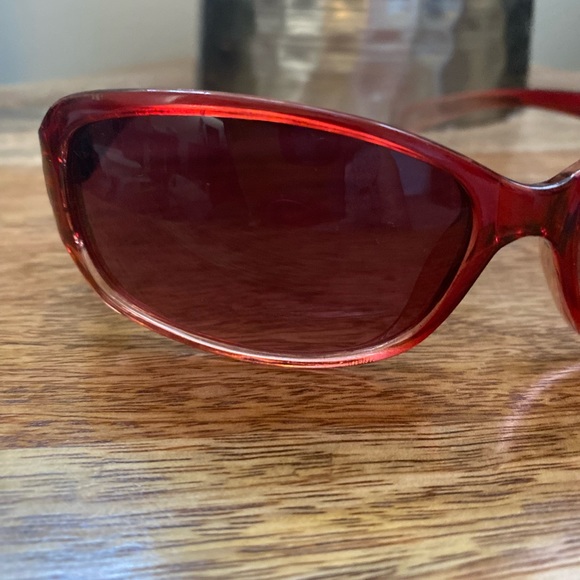 NEW WOMENS SUNGLASSES WITH DETAILS ON THE SIDES - Picture 3 of 3